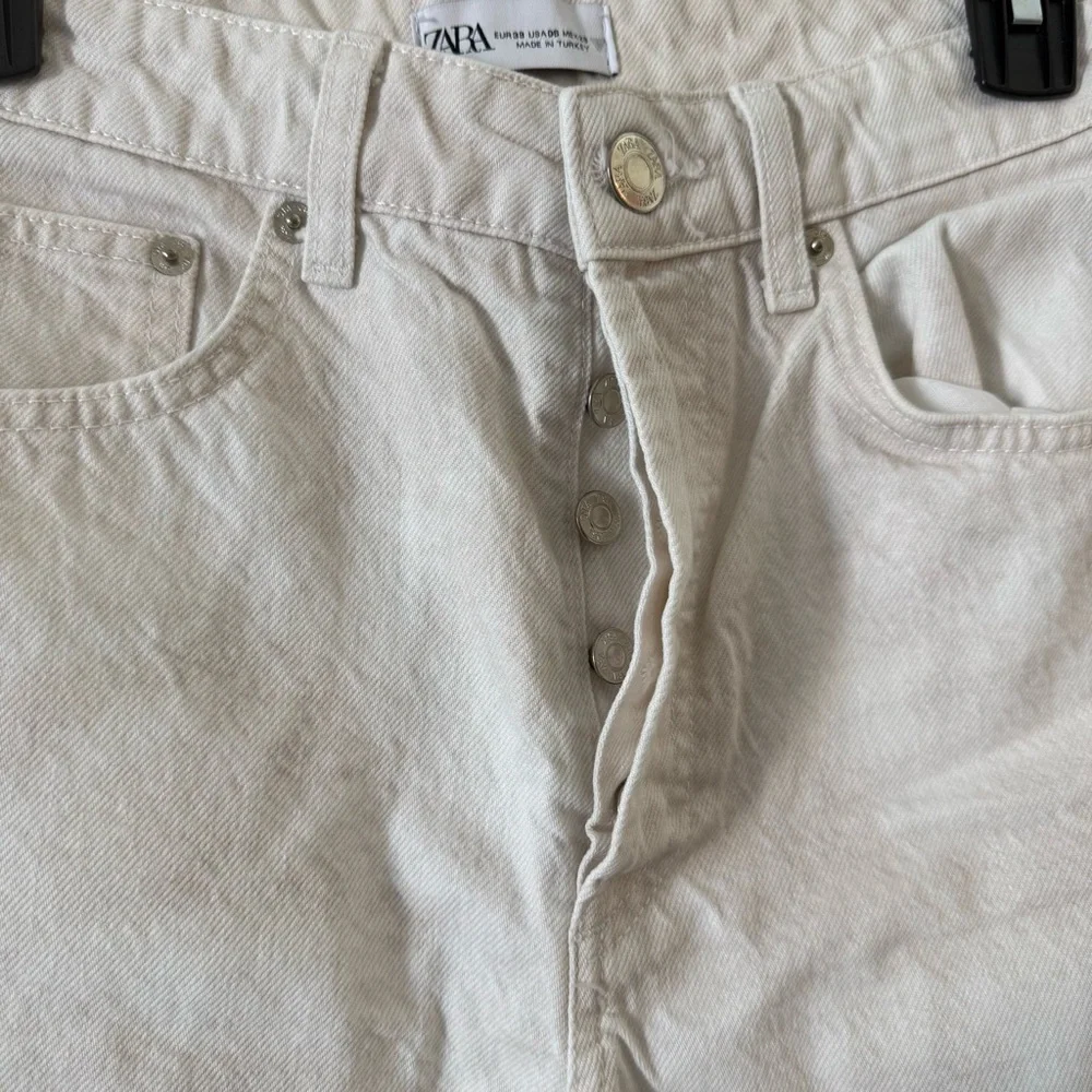 Zara Acid Wash Cream Straight Leg Jeans with Frayed Hem Button Fly Size 6 - Picture 5 of 7